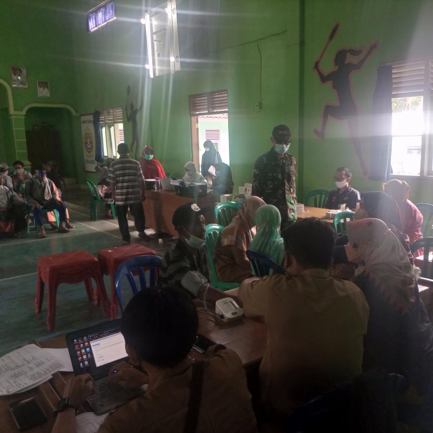 Masyarakat Desa Sukajaya Antusias Mengikuti Vaksinasi Dosis Pertama